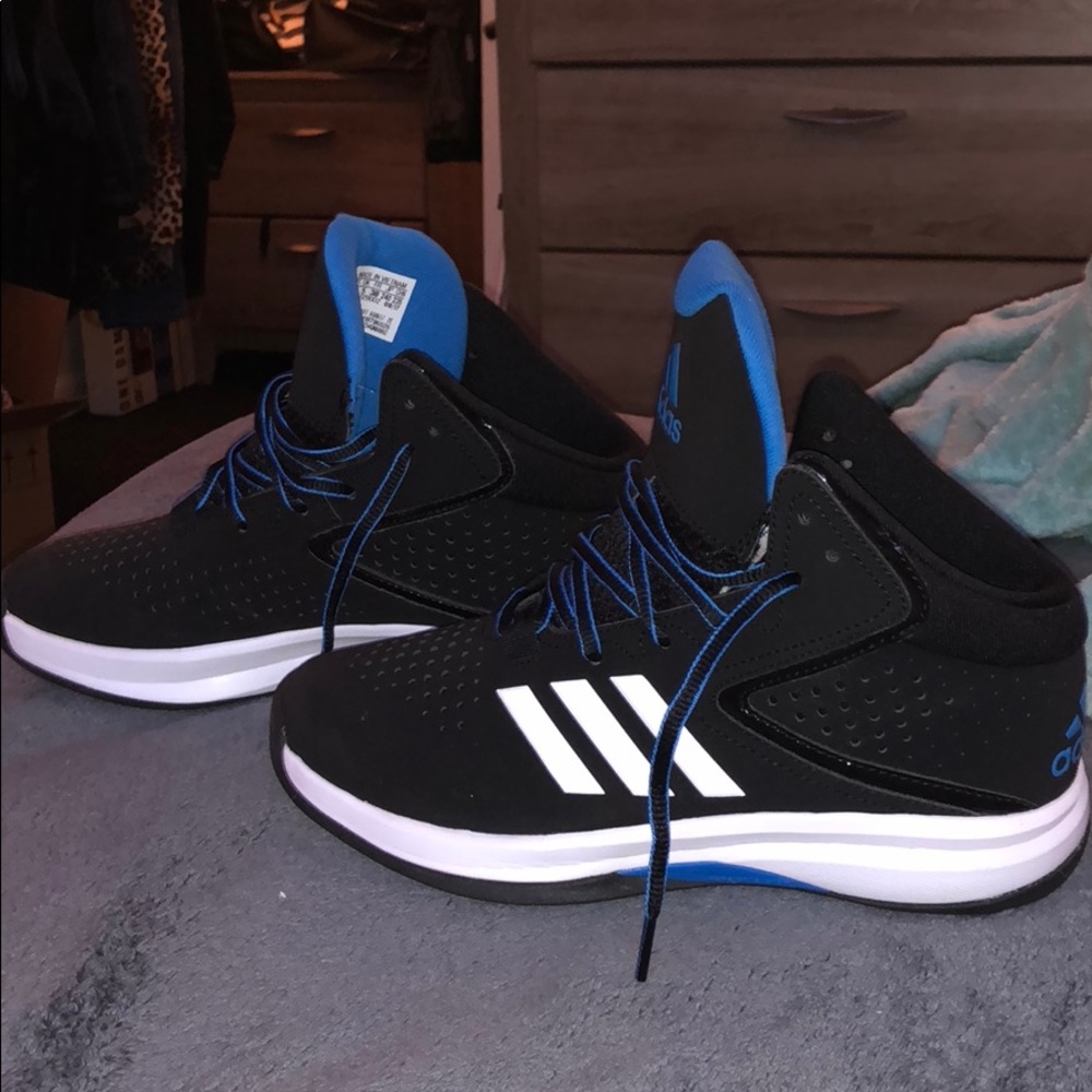 BRAND NEW ADIDAS NEVER BEEN WORN - Picture 7 of 8